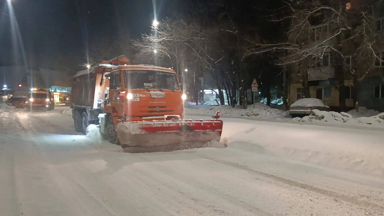 На дорогах Саратовской области всю ночь убирали снег